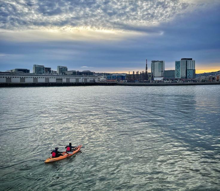 A solo unos pasos de aventuras acuáticas