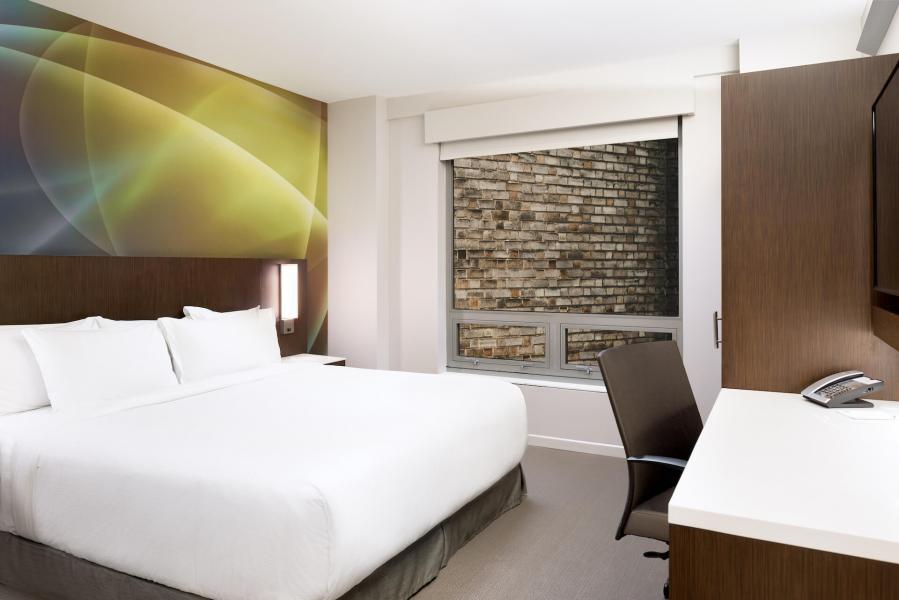 Luma Urban King ADA Guest Room